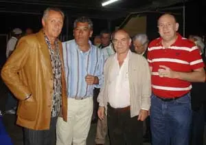 Juan Carlos González, ex jugador del Real Oviedo, junto con Alberto González López, Luis Martínez Niembro y Francisco Javier Álvarez, consultor jurídico del Centro Asturiano de Caracas.