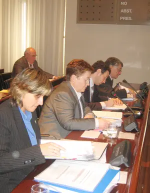  Ordiz -en el centro-, en su comparecencia en la Comisión del Parlamento.