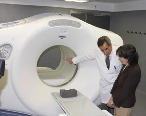  Mar&iacute;a Jos&eacute; Rubio se interesa por el funcionamiento del primer PET-TC de la sanidad p&uacute;blica gallega.