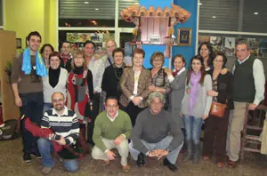  Teresa Ordiz –en el centro de la imagen–, con miembros de la Casa de Asturias de Valencia.