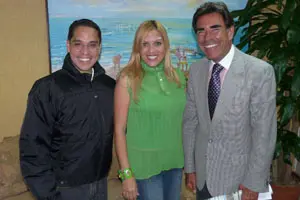 Víctor Hugo Figueredo, alcalde de Urbaneja; María Eugenia Añez; y el cónsul general, en la Alcaldía.