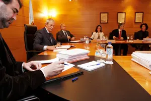  Anxo Quintana &ndash;en primer t&eacute;rmino&ndash;, seguido de P&eacute;rez Touri&ntilde;o, en el Consello de la Xunta de la pasada semana.