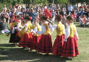  Las m&aacute;s peque&ntilde;as, bailando en el parque.
