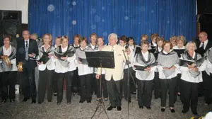  El coro del Centro Valle Mi&ntilde;or actu&oacute; en el acto conmemorativo.