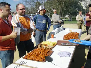  Churrasco, cachola, chourizos, filloas e cachelos compuxeron o men&uacute;, ao que se engadiu unha cunca de vi&ntilde;o.