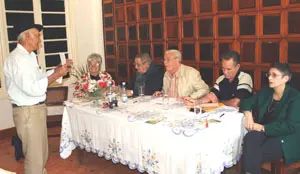 Carmelo González dialoga con el nativo isleño Cecilio Suárez.