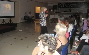  Ver&oacute;nica G&oacute;mez se dirige a los asistentes a la conferencia sobre la mujer en la historia del arte.