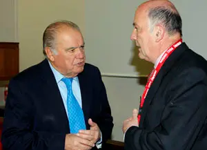 El secretario general Iberoamericano, Enrique V. Iglesias –a la izda.–, con el vicerrector Manuel Alcántara Sáez.