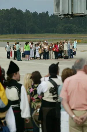 Emigrantes asturianos en el aeropuerto de Asturias.