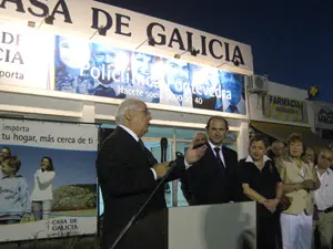  Ramos se dirige al p&uacute;blico en presencia de Louz&aacute;n.