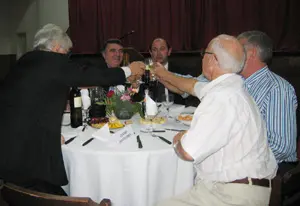 Un brindis, durante la cena de camarader&iacute;a en el Centro Pontevedr&eacute;s.