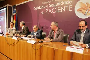  Cayetano Rodr&iacute;guez -en el centro- durante la inauguraci&oacute;n.