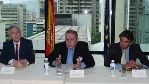 Elorza -en el centro- durante la reunión con los afectados.