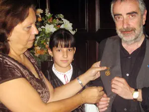 Adela Sierra, presidenta de la FACC, le impuso la ‘Medalla de Honor’.