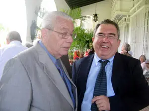  Carmelo González –a la izda.– y Pedro Martínez encabezaron la reunión con los emigrantes.