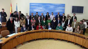  El l&iacute;der del PPdeG posa junto al resto de sus compa&ntilde;eros en el grupo parlamentario de esta legislatura.