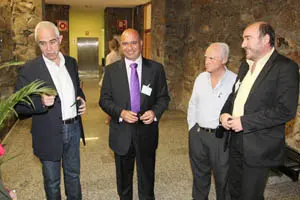  Couto -segundo por la izda.-, en el Parlamento gallego.