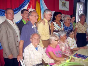  Jos&eacute; Garc&iacute;a &ndash;a la izda.&ndash;, junto al resto de la Junta Directiva de A Golada y As Pontes.