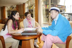 Las dos corresponsales de ‘Galicia en el Mundo’ en Argentina charlan con Luis Aguilé.