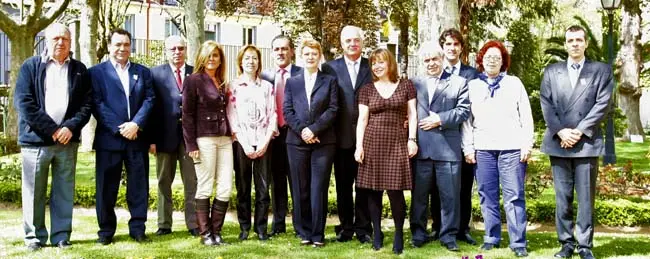  Consuelo Rumí y Agustín Torres posan junto a los miembros de la Comisión de Jóvenes y Mujeres.