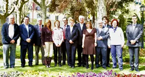  Consuelo Rumí y Agustín Torres posan junto a los miembros de la Comisión de Jóvenes y Mujeres.