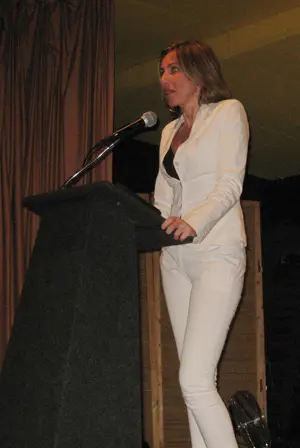 Elsa Casas se dirige a los presentes.