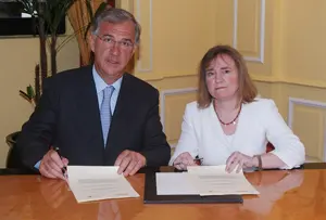 Guillermo Ambroggi y Remedios Romeo García, firman el acuerdo marco de colaboración.