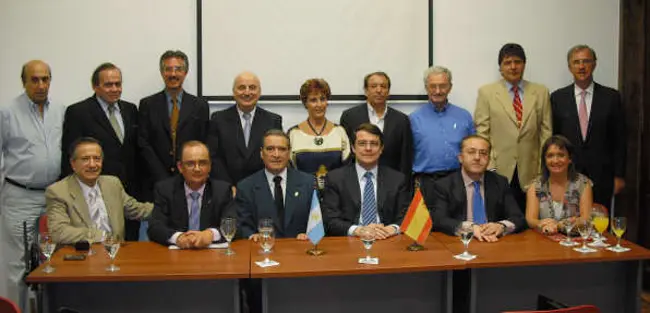 Mañueco y Colsa, durante la reunión con la Comisión del Bicentenario de la Independencia de Argentina. 