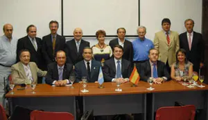 Mañueco y Colsa, durante la reunión con la Comisión del Bicentenario de la Independencia de Argentina.