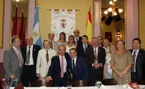 Mañueco, Colsa y el cónsul general de España posan con dirigentes de la colectividad.