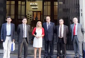 Isabel Carrasco y los diputados que le acompañan en el viaje posan ante la sede del Centro Región Leonesa.
