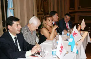 Carrasco con el presidente del Centro Castilla, Segundo García, y por los diputados leoneses Jaime González, Marcos Martínez y Lázaro García.