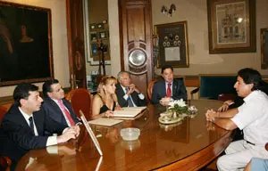 Daniel Botello, presidente del Club Español de Rosario da la bienvenida a la comitiva leonesa.