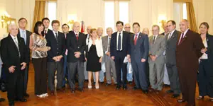 Carrasco y Lifschitz posan para la foto, acompañados por los demás participantes de la reunión en la Casa de Gobierno.