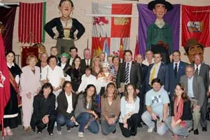 La presidenta de la Diputación posa con algunos de los socios del Centro Castellano Leonés.