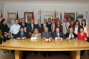 La comitiva de León posa con los miembros de la Federación de Sociedades Españolas en Bahía Blanca.