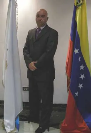  Couto, entre sus banderas del alma, la gallega que es la de sus padres, y la venezolana, de su patria de nacimiento.