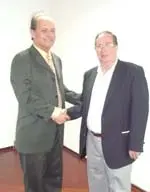  &lsquo;Pancho&rsquo; Moure, presidente del &lsquo;Grupo Uni&oacute;n&rsquo;, felicita a Antonio Pi&ntilde;&oacute;n, en su proclamaci&oacute;n como candidato.