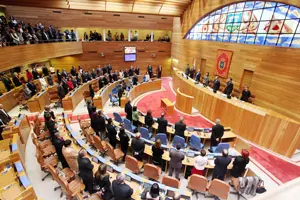  Los parlamentarios escuchan el himno de Galicia. 