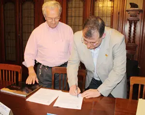  José Antonio Nespral y Simón Guardado, durante la firma del acuerdo de colaboración.