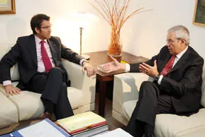  N&uacute;&ntilde;ez Feij&oacute;o y Perez Touri&ntilde;o charlan durante la reuni&oacute;n de la pasada semana.