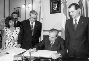 Alfonsín firma en el libro de oro del Hogar de Ribadumia en 1999, junto al hoy presidente de la Diputación, Rafael Louzán.