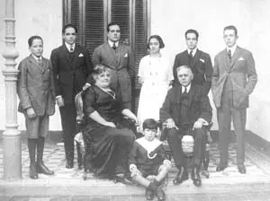 Los abuelos del presidente argentino -en el centro de la imagen- y sus siete hijos. De izquierda a derecha, Luis, Enrique, Norberto, María Angélica, Rodolfo, y Raúl Alfonsín -padre del ex presidente- y Ernesto, este último a los pies del matrim