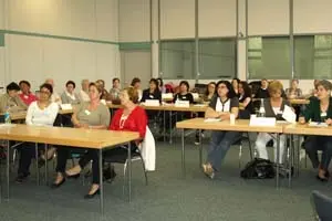 Participantes en el seminario atienden a las explicaciones durante una de las ponencias.