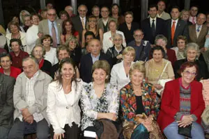 La presidenta y el resto de los diputados de León, junto a un grupo de emigrantes leoneses de Mar del Plata.