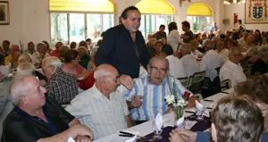  El presidente de la entidad, Carlos Ameijeiras, conversa con algunos de los asistentes al almuerzo.