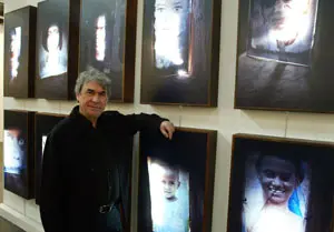 Ángel Marcos, con una de sus obras.