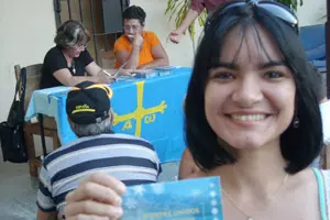  Una nieta de emigrante asturiano muestra el DVD enviado desde el Principado.