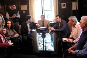  Jesús Gutiérrez y Guillermo Martínez, junto a José Luis Peña y el resto de la directiva del Hogar Español.