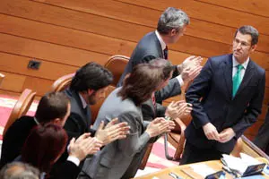 Los diputados del PP aplauden a Feij&oacute;o en la sesi&oacute;n de investidura.